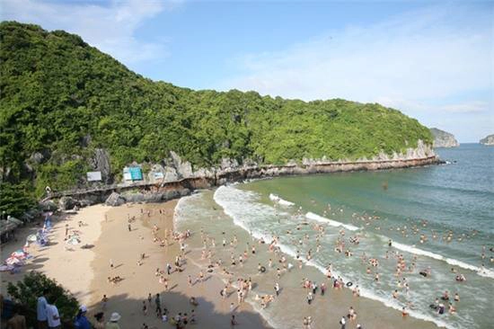 Bãi tắm trong xanh của Cát Bà. Ảnh: dulichdaocatba. Bãi tắm trong xanh của Cát Bà. Ảnh: dulichdaocatba.