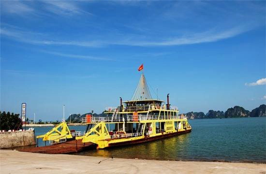 Phà từ Tuần Châu đi Cát Bà. Ảnh: yolotravel. Phà từ Tuần Châu đi Cát Bà. Ảnh: yolotravel.