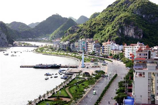 Trục đường chính sầm uất ở Cát Bà. Ảnh: Phuongnamsuntravel. Trục đường chính sầm uất ở Cát Bà. Ảnh: Phuongnamsuntravel.
