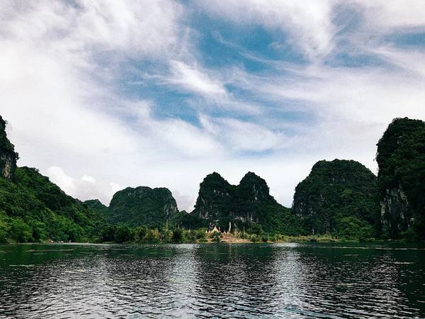 Cảnh núi non mây nước ở đây thật khó nơi nào có được. Cảnh núi non mây nước ở đây thật khó nơi nào có được.