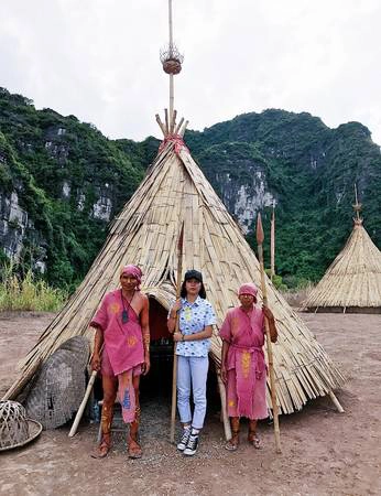 Ngôi làng của thổ dân và con tàu trong phim King Kong được phục dựng nhằm phục vụ du khách tham quan. Ngôi làng của thổ dân và con tàu trong phim King Kong được phục dựng nhằm phục vụ du khách tham quan.