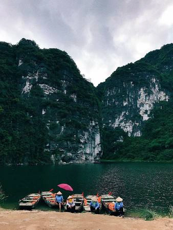 Hình ảnh những cô chèo thuyền chờ khách bỗng trở nên thật nên thơ bên cạnh một Tràng An quá đỗi hùng vĩ. Hình ảnh những cô chèo thuyền chờ khách bỗng trở nên thật nên thơ bên cạnh một Tràng An quá đỗi hùng vĩ.