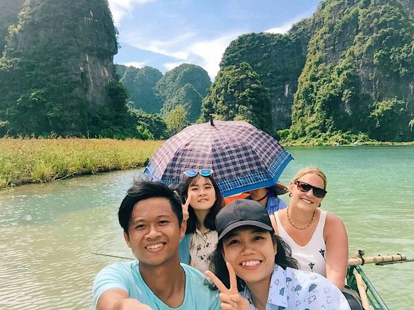 Đến với Tràng An bạn vừa có thể thả hồn mình vào thiên nhiên nơi đây,vừa được tiếp xúc với bạn bè nước ngoài và tự hào giới thiệu với họ về một Tràng An được UNESCO công nhận là di sản thế giới. Đến với Tràng An bạn vừa có thể thả hồn mình vào thiên nhiên nơi đây,vừa được tiếp xúc với bạn bè nước ngoài và tự hào giới thiệu với họ về một Tràng An được UNESCO công nhận là di sản thế giới.