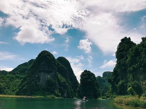 Mây trời, non xanh, nước bạc hoà quyện vào nhau, thoắt ẩn, thoắt hiện. Mây trời, non xanh, nước bạc hoà quyện vào nhau, thoắt ẩn, thoắt hiện.