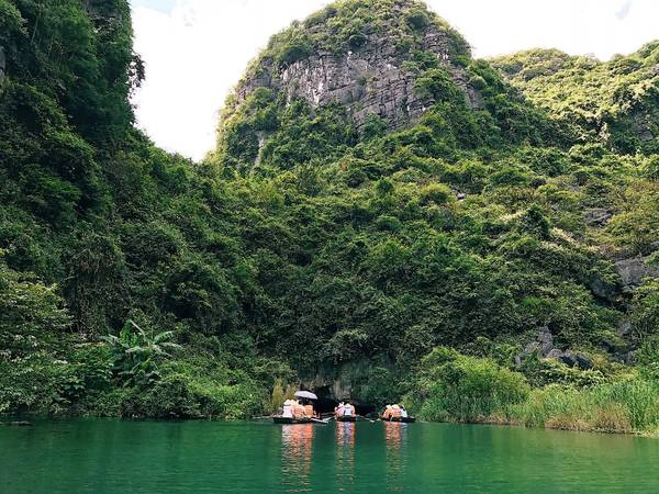 Những con thuyền nhỏ lượn lờ trên dòng sông Sào Khê. Những con thuyền nhỏ lượn lờ trên dòng sông Sào Khê.