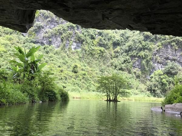 Mỗi khi qua một hang động lại cho người đi một vẻ đẹp khác nhau. Mỗi khi qua một hang động lại cho người đi một vẻ đẹp khác nhau.