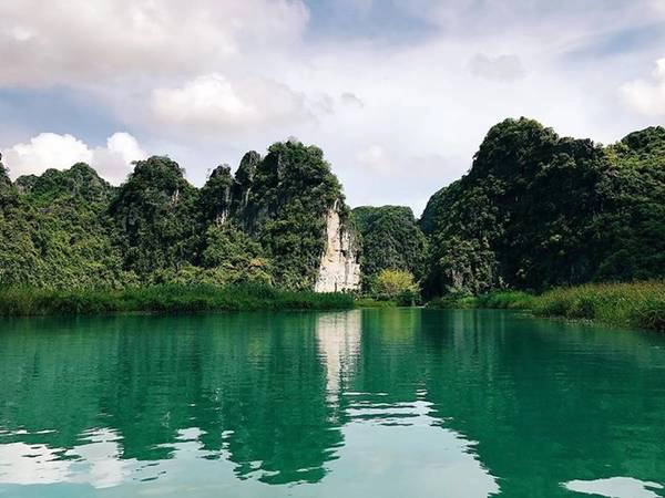 Trên cùng một khúc sông nhưng có đoạn sông màu lam lại có đoạn màu lục rất đặc biệt. Trên cùng một khúc sông nhưng có đoạn sông màu lam lại có đoạn màu lục rất đặc biệt.