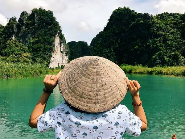 Thả hồn theo nắng Tràng An. Thả hồn theo nắng Tràng An.