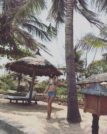 57 bungalows được xây dựng theo phong cách đậm nét truyền thống với những ngôi nhà gỗ mái tranh mộc mạc nằm giữa những khu vườn đầy hoa và nép mình bên những gốc dừa nghiêng nghiêng theo gió. Ảnh: greno4e4ka