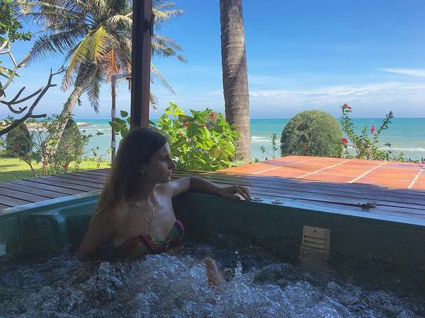 Mỗi bungalow được trang trí tao nhã và sang trọng với đồ nội thất bằng gỗ tếch, có phòng tắm rộng với vòi tắm bên trong và bên ngoài. Ảnh: ksuhika
