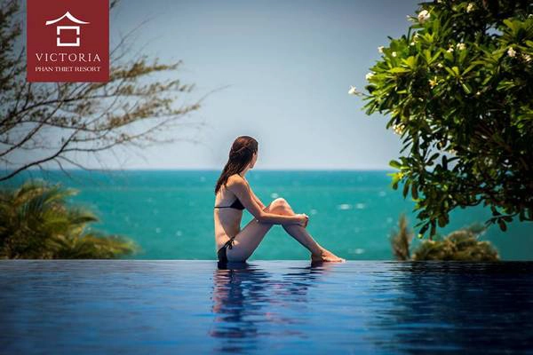 Bên cạnh những khu vườn nhiệt đới rực rỡ, Victoria Phan Thiết còn sở hữu hồ bơi vô cực đẹp nhất trong chuỗi hệ thống khách sạn Victoria. Buổi trưa, làn nước trong xanh phản chiếu ánh nắng lấp lánh trải dài thênh thang hướng ra biển, mang một nét quyến rũ rất riêng. Ảnh: victoriahotels