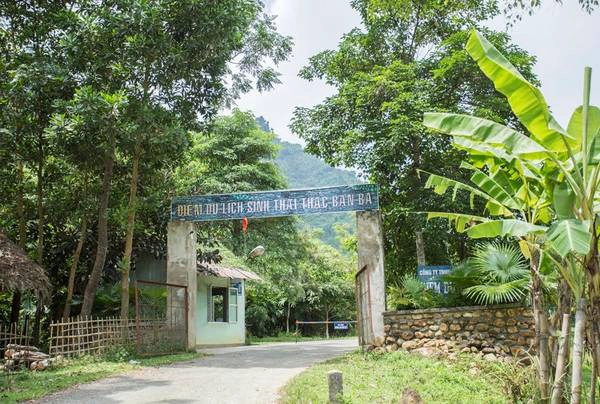 Cổng chào tại điểm du lịch sinh thái thác Bản Ba. Giá vào cổng là 30.000 đồng một lượt.