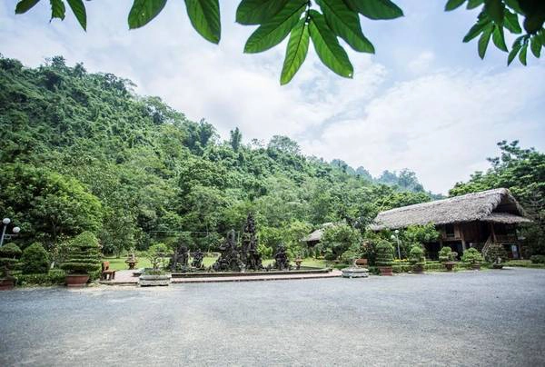 Nghỉ dưỡng ở nhà sàn, giữa núi rừng đại ngàn tĩnh lặng, du khách thực sự đắm chìm trong thiên nhiên miền sơn cước.
