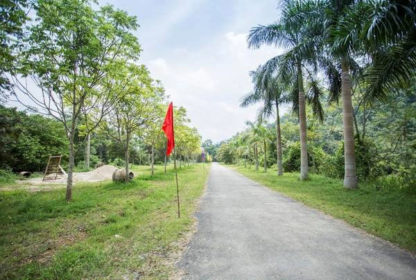 Từ cổng chào vào đến thác khoảng 1 km, đã được trải nhựa. Du khách có thể đi xe hoặc thảnh thơi đi bộ vào thác.
