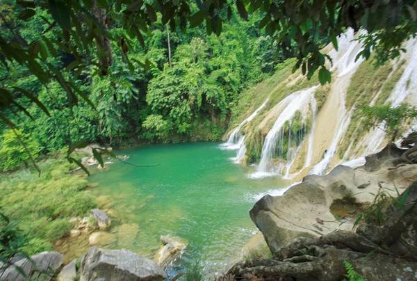 Ngăn giữa mỗi tầng thác thường có những vũng nước nhỏ, là nơi để khách phương xa thỏa thích bơi lội trong làn nước mát lạnh.