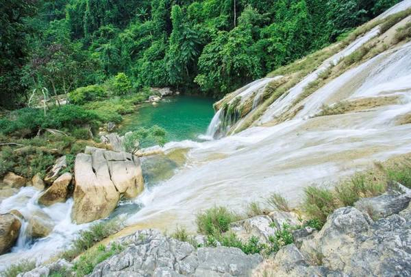 Phiến đá to giữa dòng thác đổ là nơi dừng chân chụp ảnh lý tưởng. 