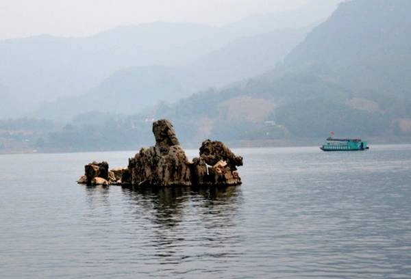 Trên mặt hồ thác Bờ. Ảnh: Phạm Tô Chiêm Trên mặt hồ thác Bờ. Ảnh: Phạm Tô Chiêm