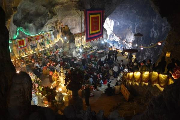 Trong hang Đền Thác Bờ. Ảnh: Phạm Tô Chiêm Trong hang Đền Thác Bờ. Ảnh: Phạm Tô Chiêm
