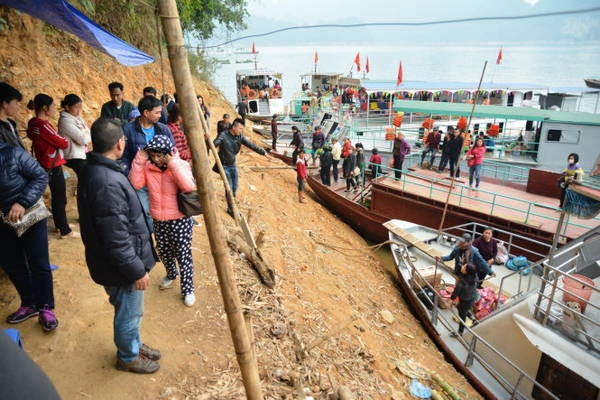 Khách du lịch tới đền Thác Bờ - Ảnh: Phạm Tô Chiêm Khách du lịch tới đền Thác Bờ - Ảnh: Phạm Tô Chiêm