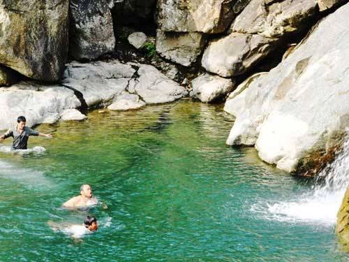 Trong những ngày hè, được ngâm mình trong dòng nước trong vắt, mát lạnh thật thú vị Thac-Ca-Du-Diem-den-thu-vi-mua-he-ivivu-3
