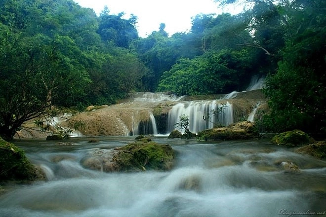 Bao quanh là rừng núi tạo cho nơi đây vẻ đẹp hùng vĩ, bí hiểm.