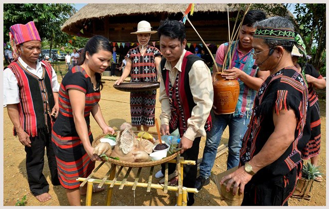 Đồng bào Tà Ôi. Ảnh: Khám phá Huế.