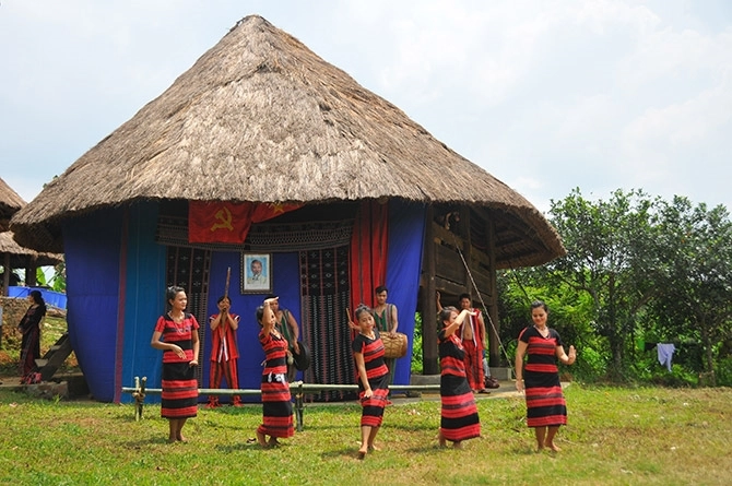 Nhà Guơl truyền thống. Ảnh: Báo Dân tộc và Phát triển. 