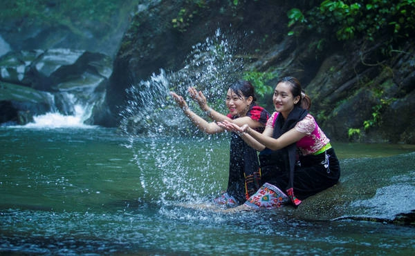 Người Thái ở đây gọi thác Kèm là Bổ Bố, có nghĩa là dải lụa trắng. Từ chân thác nhìn lên, bạn sẽ có cảm giác dòng suối tuôn chảy bất tận dải bọt trắng xoá, chẳng khác một dải lụa trắng buông dài. Người Thái ở đây gọi thác Kèm là Bổ Bố, có nghĩa là dải lụa trắng. Từ chân thác nhìn lên, bạn sẽ có cảm giác dòng suối tuôn chảy bất tận dải bọt trắng xoá, chẳng khác một dải lụa trắng buông dài.