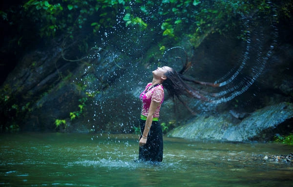 Hòa trong màu trắng kỳ ảo đó là dòng suối trong vắt, mát rượi cùng tiếng ca của muôn loài chim hay tiếng cười của những thiếu nữ dân tộc. Hòa trong màu trắng kỳ ảo đó là dòng suối trong vắt, mát rượi cùng tiếng ca của muôn loài chim hay tiếng cười của những thiếu nữ dân tộc.