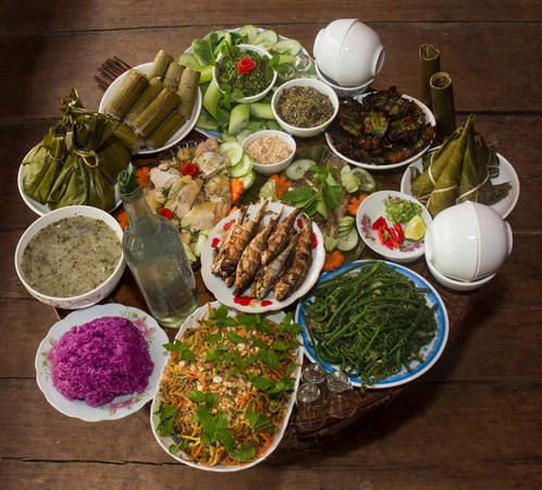 Ẩm thực truyền thống của người Thái là điều mà chúng ta sẽ không thể bỏ qua trong chuyến tham quan tại đây. Có thể kể đến các món ăn như gà nướng, cá nướng, thịt nướng, xôi ngũ sắc, bánh sừng trâu, chẩm chéo, cơm lam, mọc, rượu men lá, cá mát... Các món ăn đều do những đầu bếp khéo léo của chính người Thái nơi đây chuẩn bị. Ẩm thực truyền thống của người Thái là điều mà chúng ta sẽ không thể bỏ qua trong chuyến tham quan tại đây. Có thể kể đến các món ăn như gà nướng, cá nướng, thịt nướng, xôi ngũ sắc, bánh sừng trâu, chẩm chéo, cơm lam, mọc, rượu men lá, cá mát... Các món ăn đều do những đầu bếp khéo léo của chính người Thái nơi đây chuẩn bị.