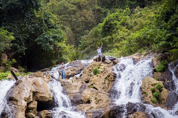 Đỉnh thác lộ ra nhiều ghềnh đá, dòng nước chảy trắng xoá.