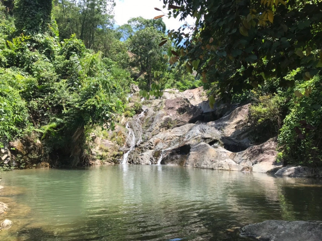 Dưới mỗi tầng thác đều có hồ nước nhỏ. Ảnh: Báo Quảng Ninh.