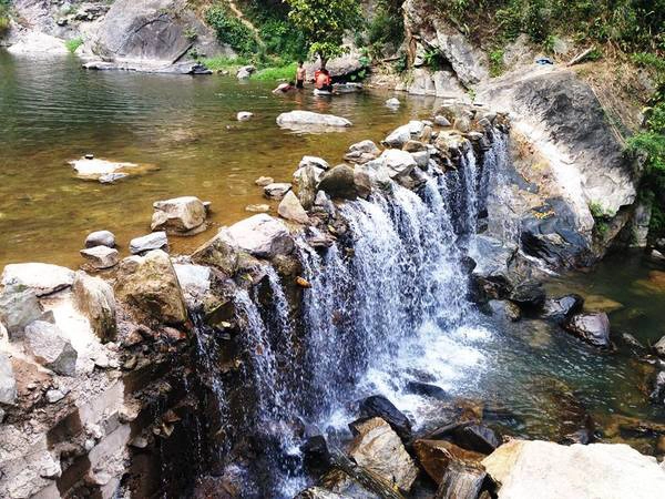 Hồ nước dưới chân thác Trắng và lòng suối có nhiều cá niêng được xem như một đặc sản mà bất cứ khách từ đâu cũng ưa thích. Ảnh: Phước Trần 