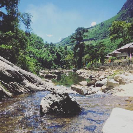  Không gian xanh mát xung quanh khu vực thác. Ảnh: ha.uyenuyen