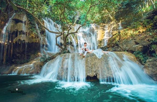 Càng lên cao, không gian Thác Voi càng mở rộng. Những dòng nước nhỏ hội tụ tạo thành một hồ nước nhỏ, là địa điểm tắm thích hợp đem đến cho bạn cảm giác thư thái, bình yên.