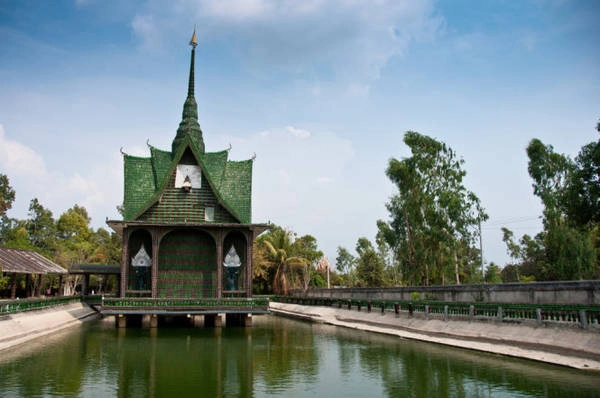 Chùa mảnh chai (Million Bottle) ở Non Sung, Sisaket