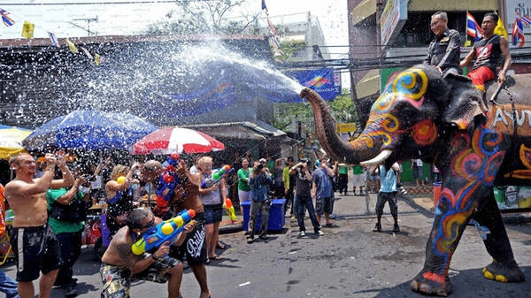 Du khách nước ngoài chơi Tết Songkran ở Thái Lan - Ảnh: AFP