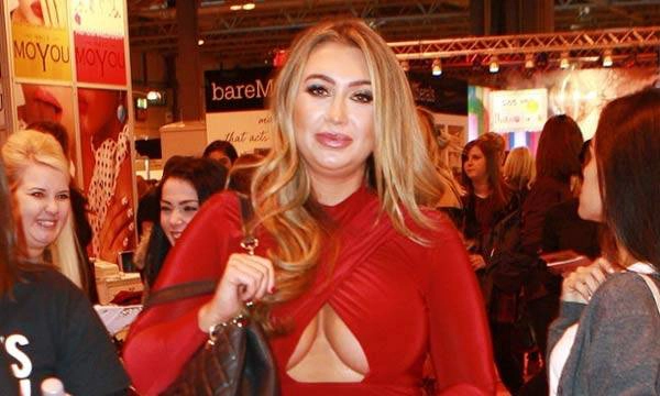 Người mẫu kiêm diễn viên Lauren Goodger trong trang phục hở một phần ngực. Người mẫu kiêm diễn viên Lauren Goodger trong trang phục hở một phần ngực.
