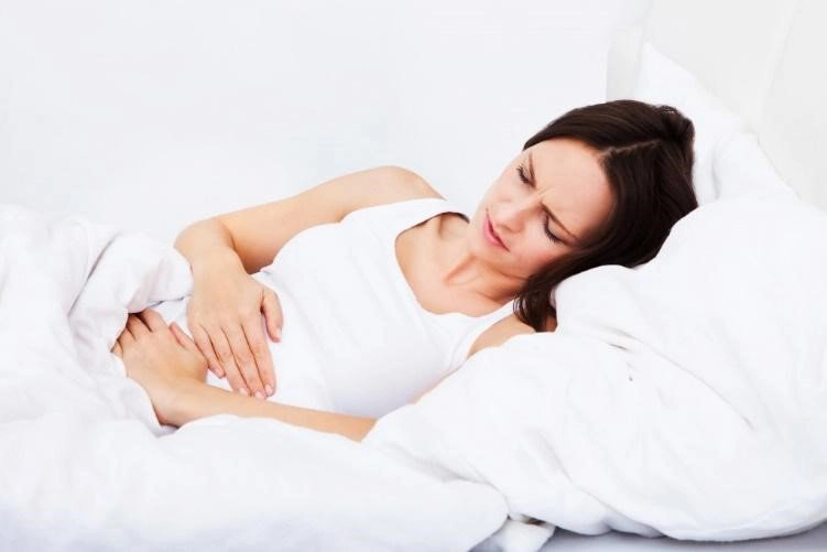 Thai ngoài tử cung có tắt kinh, đau bụng và ra huyết âm đạo là triệu chứng điển hình