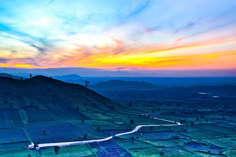 Đường lên núi lửa Chư Đăng Ya nhìn từ trên cao - Ảnh: THẾ DŨNG Đường lên núi lửa Chư Đăng Ya nhìn từ trên cao - Ảnh: THẾ DŨNG
