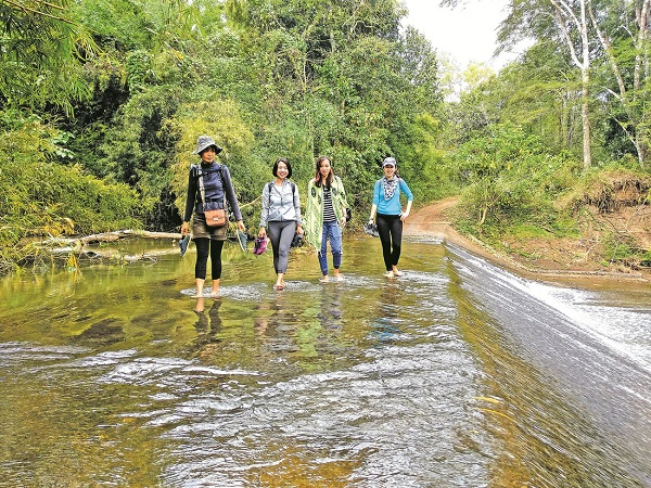 Cùng lội suối băng rừng - Ảnh: THỦY PHẠM Cùng lội suối băng rừng - Ảnh: THỦY PHẠM