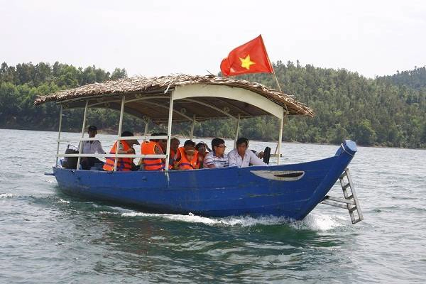 Con thuyền đi giữa làn gió mát lạnh