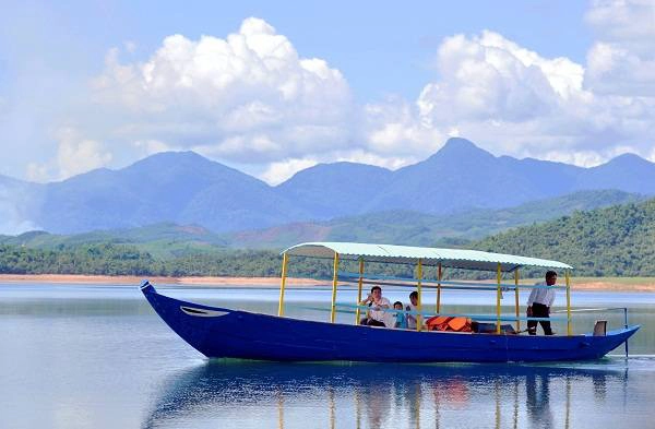 Thuyền thong dong trôi trên hồ cho du khách cảm giác yên bình