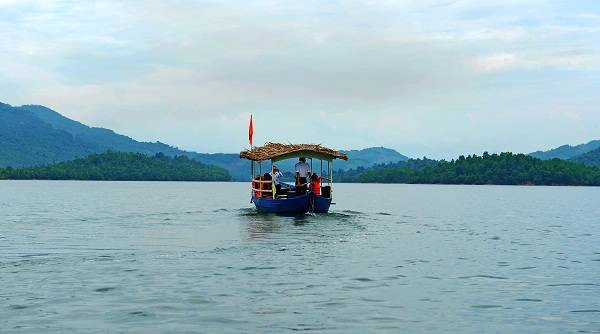 Xa xa, những “viên ngọc xanh” của hồ như đang vẫy chào du khách