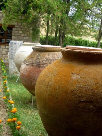Những chiếc vại lớn trong khuôn viên bảo tàng - Ảnh: KIM NGÂN Những chiếc vại lớn trong khuôn viên bảo tàng - Ảnh: KIM NGÂN