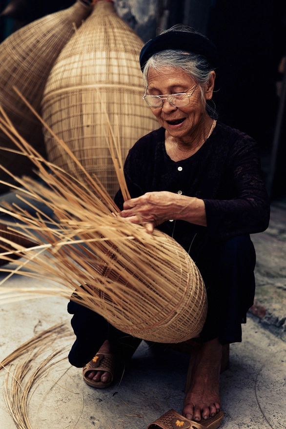 Bác nghệ nhân đang tỉ mỉ đan đó - Ảnh: NGUYỄN TẤN TUẤN