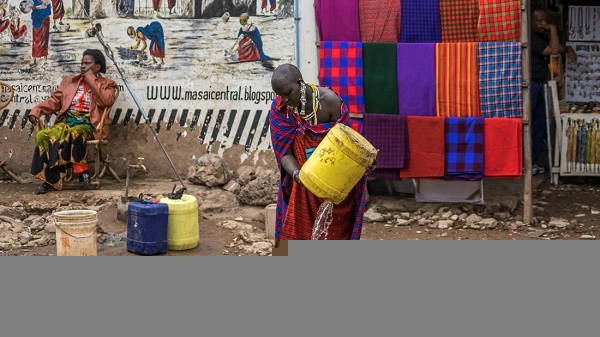 Một cô gái Maasai ra phố lấy nước sạch Một cô gái Maasai ra phố lấy nước sạch