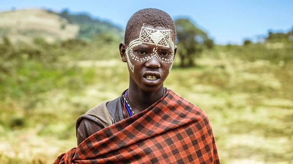 Thiếu niên Maasai vẽ mặt trong thời gian diễn ra nghi lễ trưởng thành Thiếu niên Maasai vẽ mặt trong thời gian diễn ra nghi lễ trưởng thành
