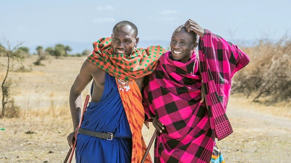 Những người đàn ông Maasai thân thiện, với trang phục truyền thống rực rỡ Những người đàn ông Maasai thân thiện, với trang phục truyền thống rực rỡ