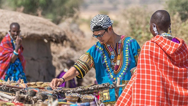 Du khách mê mẩn lựa chọn trang sức truyền thống làm bằng tay của các phụ nữ Maasai Du khách mê mẩn lựa chọn trang sức truyền thống làm bằng tay của các phụ nữ Maasai